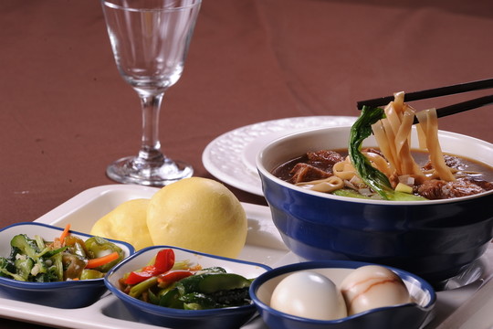 鹵蛋小菜熱湯面