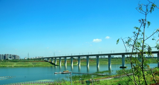 貫穿園博園的鐵路高架橋