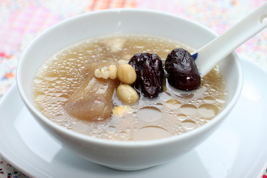 花生紅棗豬手湯