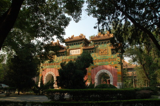 國(guó)子監(jiān)琉璃牌坊正面額書(shū)圜橋教澤