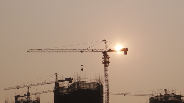 建筑 工地 高樓 塔吊 夕陽
