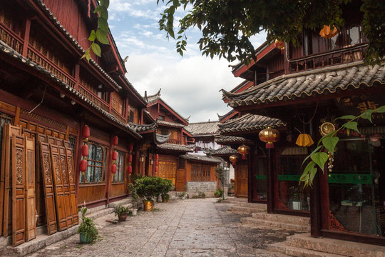 云南麗江大研古城石板路街道
