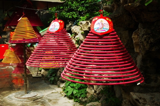 北京潭柘寺的塔香