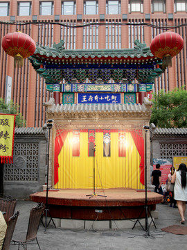 北京王府井小吃街戲臺(tái)