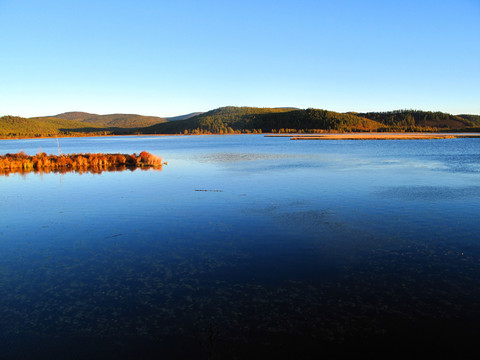 阿爾山杜鵑湖秋景