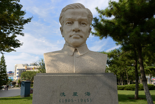 威海幸福公園冼星海石雕像
