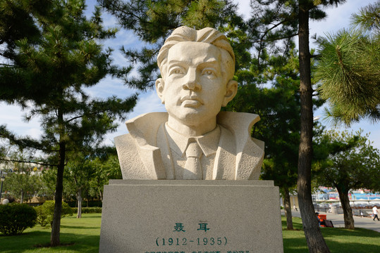 威海幸福公園聶耳石雕像