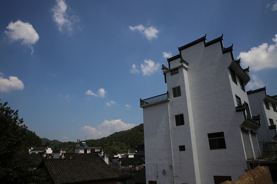 藍(lán)天白云馬頭墻