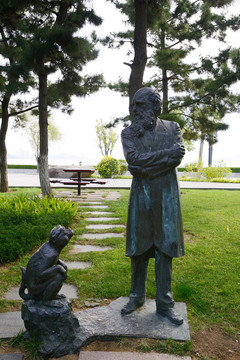 威海幸福公园达尔文铜雕像