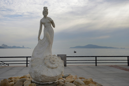 威海幸福公園海螺女石雕像