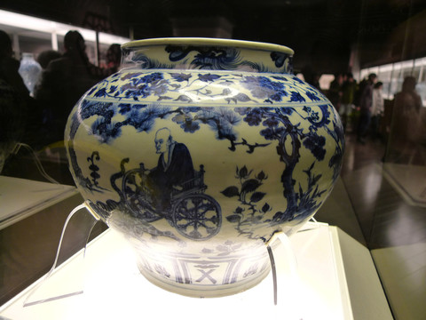 景德鎮(zhèn)窯青花纏枝蓮紋雙耳尊