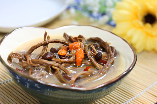 茶樹菇魚頭湯