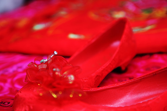 婚鞋上的戒指
