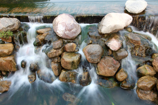 清水石間流淌