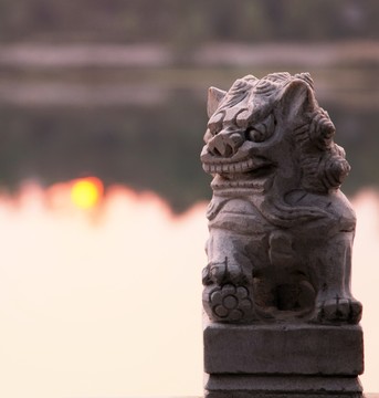 河邊夕陽下的石獅子