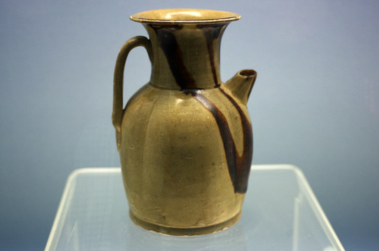 長(zhǎng)沙窯青釉褐彩執(zhí)壺