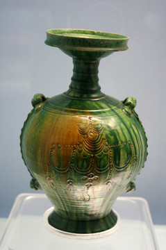 彩色釉陶刻花纓絡(luò)紋盤口穿帶壺
