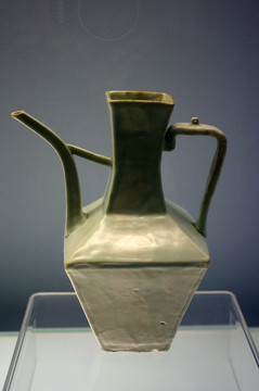 景德鎮(zhèn)窯青白釉方執(zhí)壺