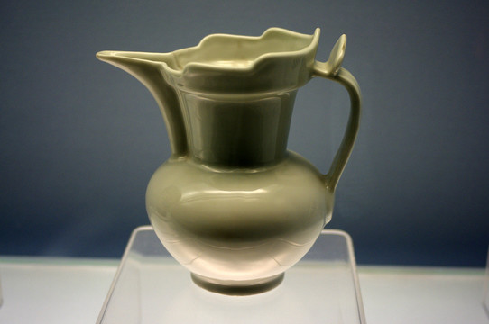景德鎮(zhèn)窯青白釉僧帽壺