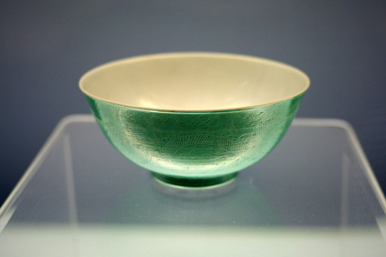 景德鎮(zhèn)窯綠釉刻花云龍紋碗