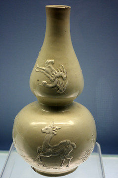 漳州窯白釉貼花松竹梅鶴鹿葫蘆瓶