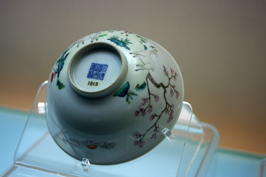 景德鎮(zhèn)窯粉彩三羊圖碗