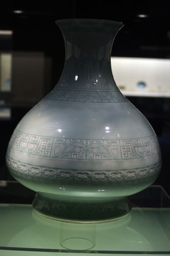 景德鎮(zhèn)窯青釉古銅器紋瓶