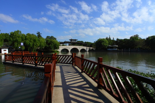 曲橋上看廊橋