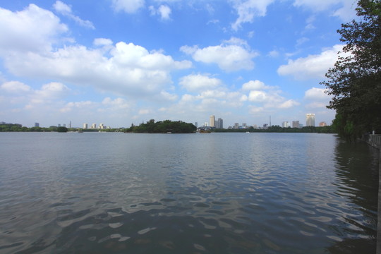 城市邊的南湖