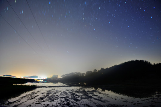 星光下的水田