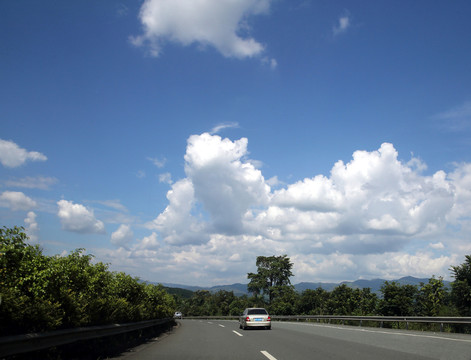 車在云中行