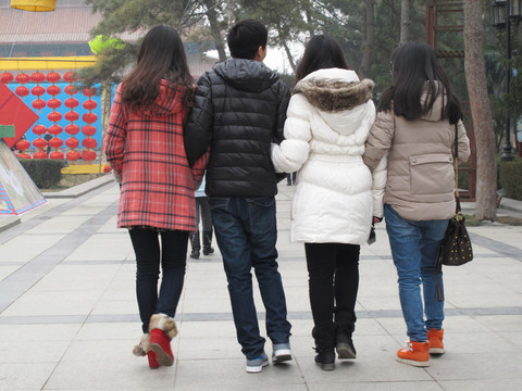 街頭的男女青年