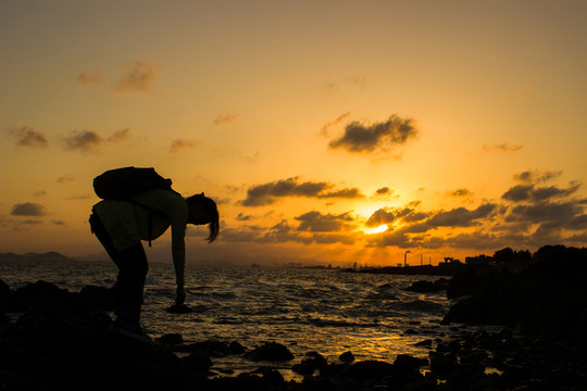 夕陽下的趕海者