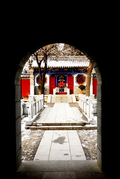 門洞中看寺廟