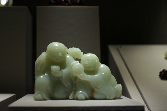 玉雕人像