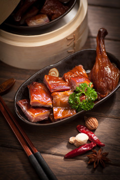 黑盤板鴨淺景深特寫俯視構(gòu)圖
