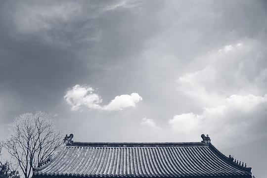 古建屋脊天空