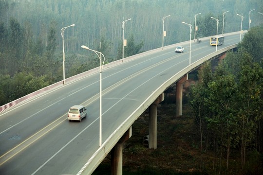 俯拍公路大橋
