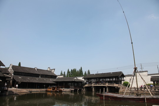 烏鎮(zhèn)景區(qū)的高桿船