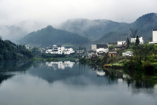 晨霧山村