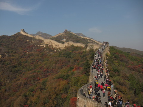 游人如織的八達(dá)嶺長城