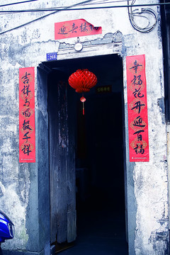 貼春聯(lián)掛燈籠的大門