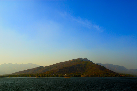 湖畔大山