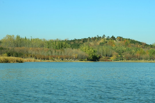 湖水遠(yuǎn)山   大山  水塘