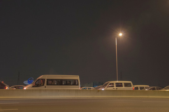 高架路上的汽車