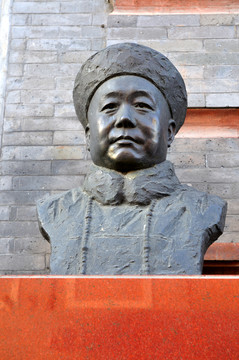 中國(guó)電影之父任慶泰雕像