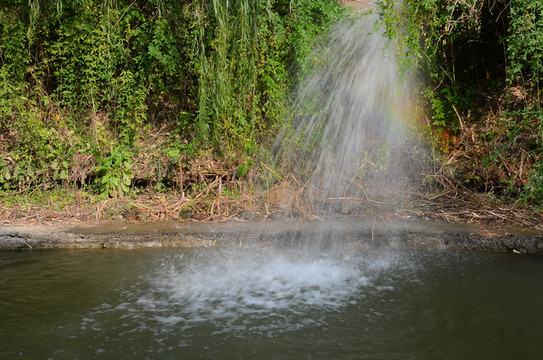 小河流水