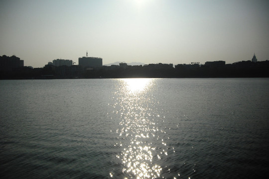 日落河邊剪影
