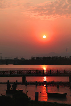 河邊夕陽下的游人