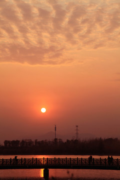 河邊夕陽下的風(fēng)景